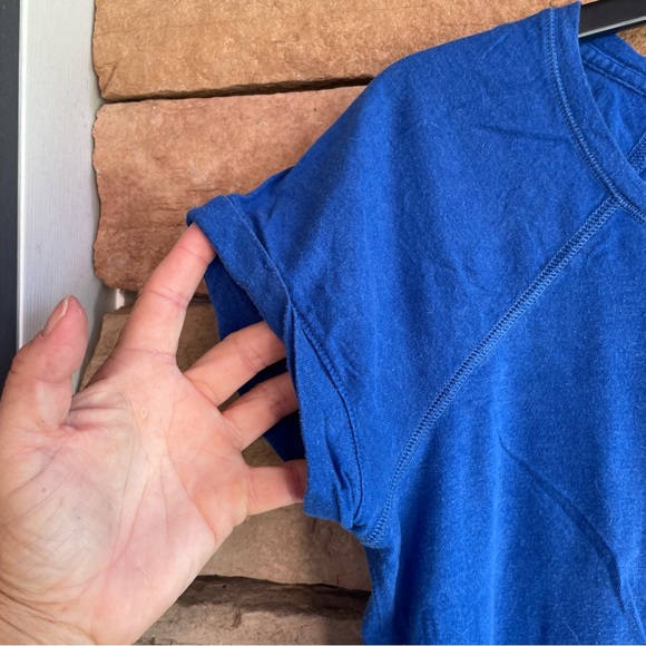 Abercrombie & Fitch blue T-shirt Women Small - Picture 5 of 10